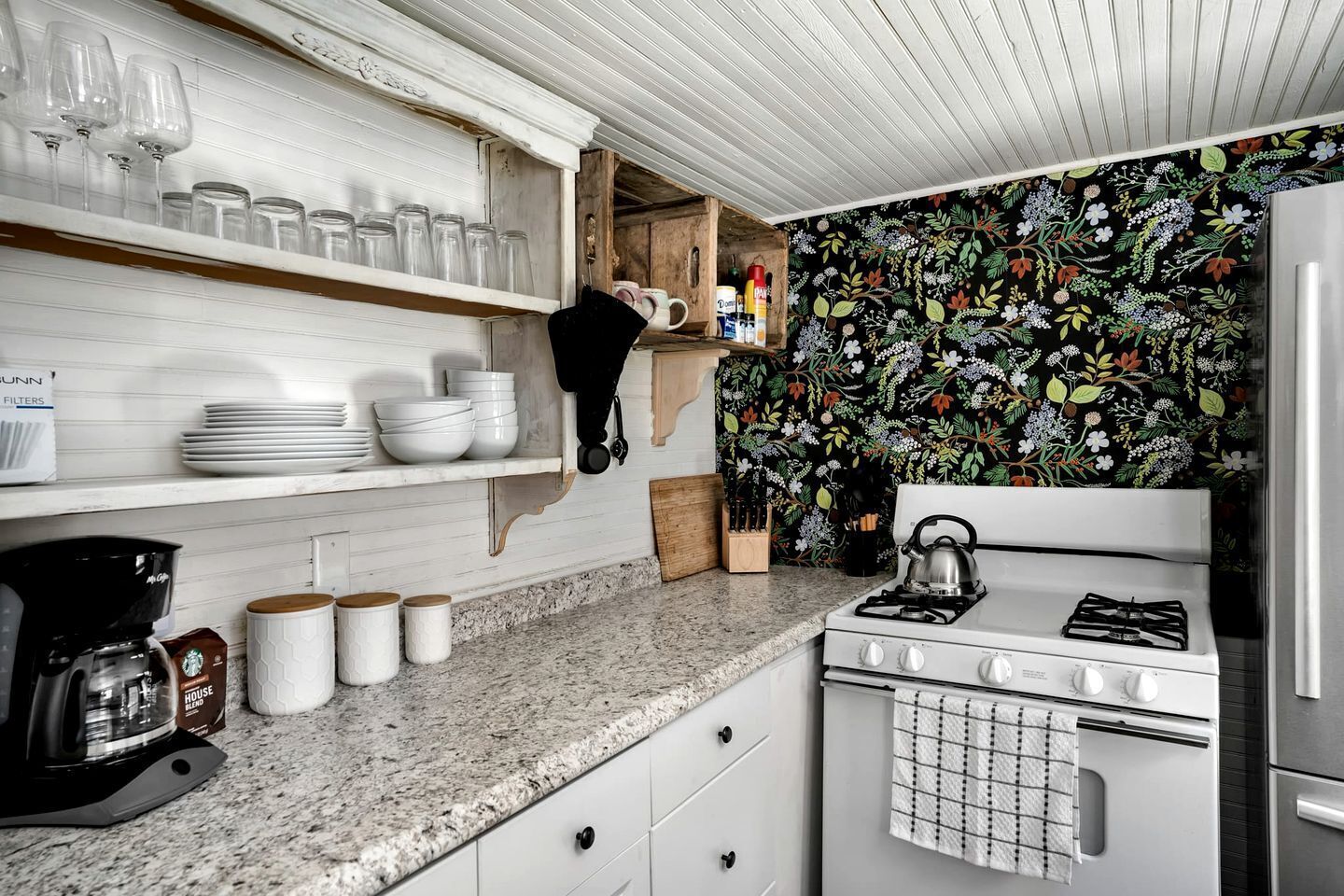 Wasserkocher mit Kaffee-/Teezubehör, Kühlschrank, Mikrowelle, Ofen