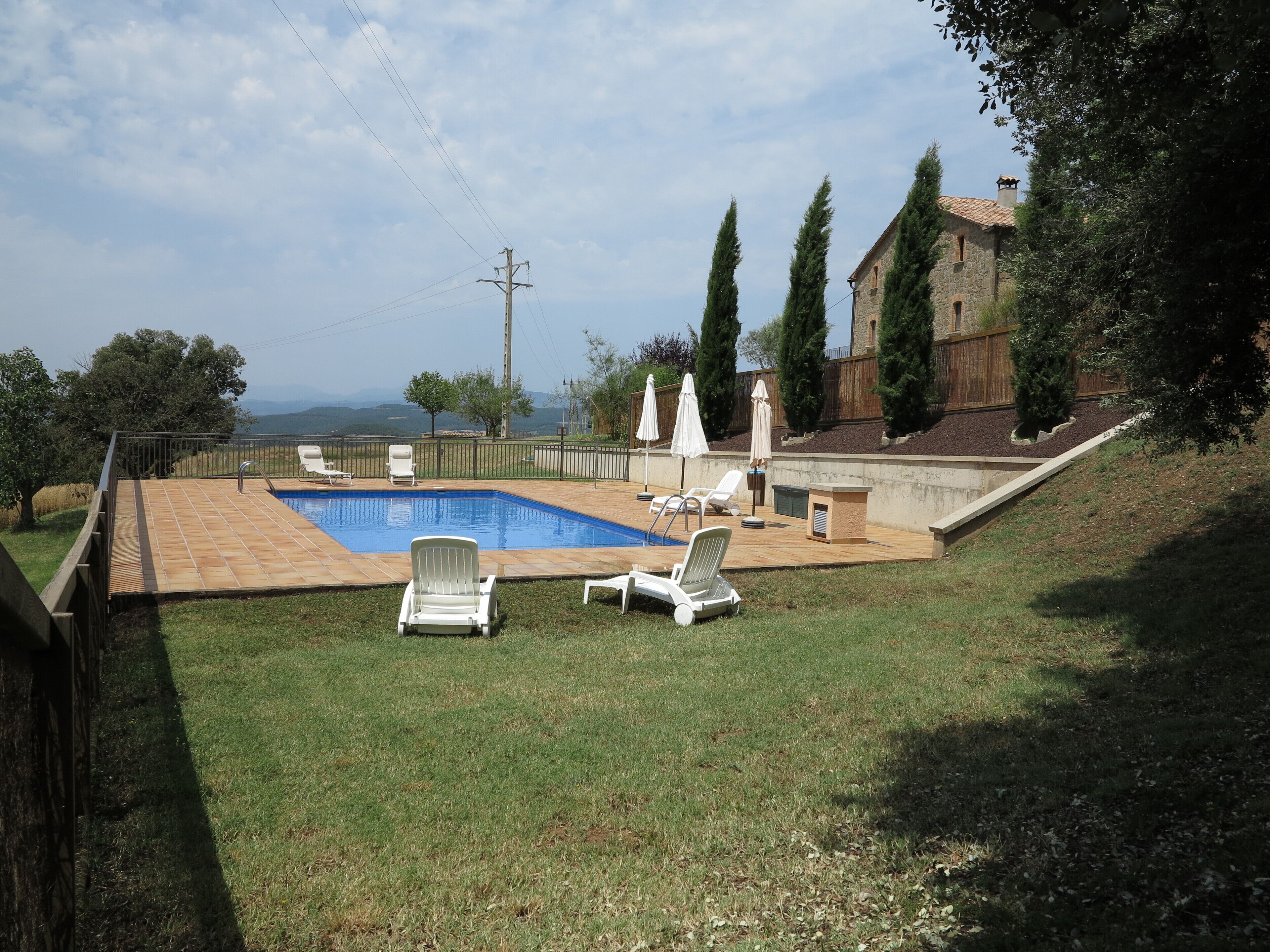 Una piscina al aire libre de temporada