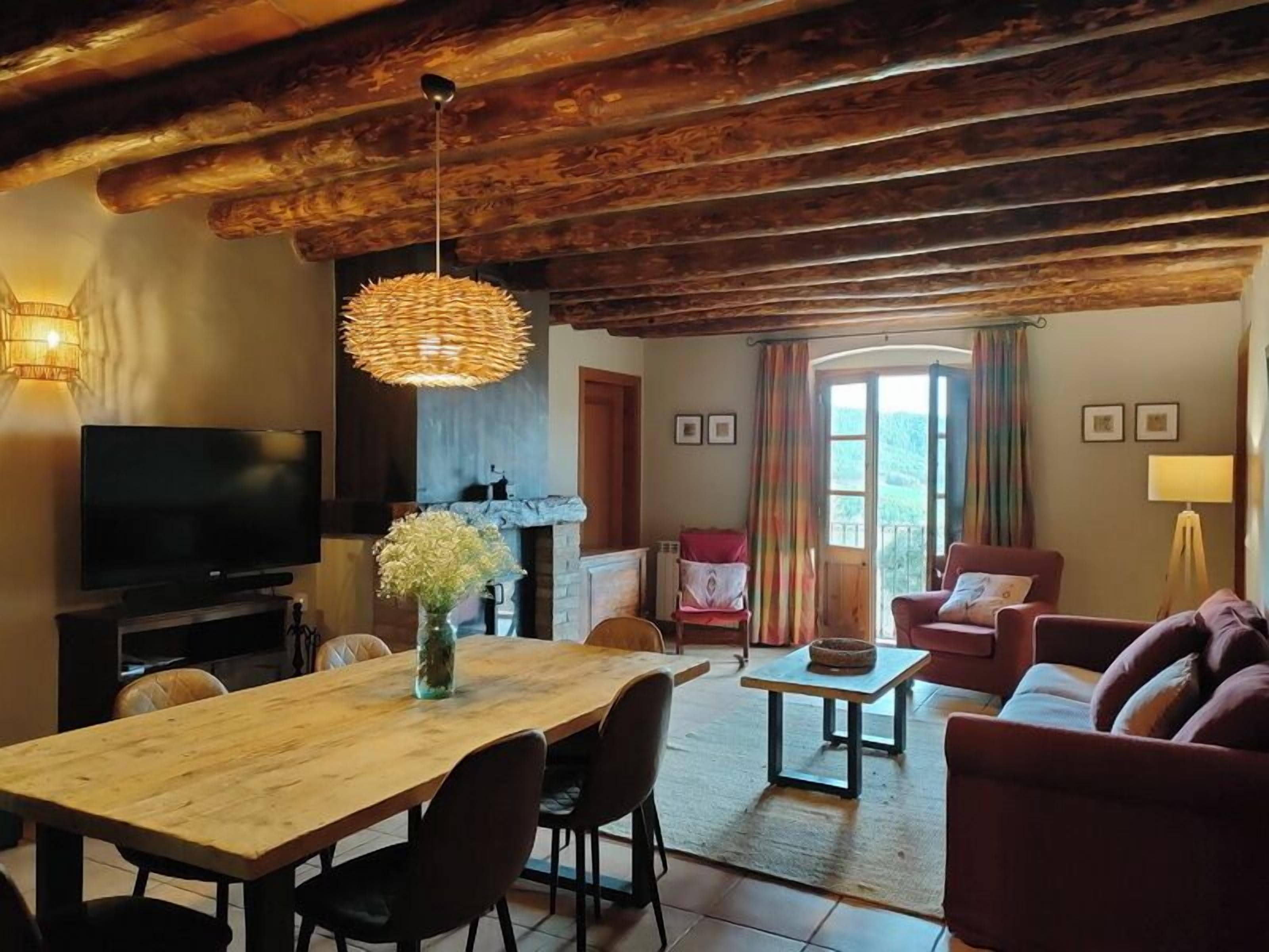 Departamento Confort, patio, vista al jardín | Área de sala de estar | Televisión y juguetes 