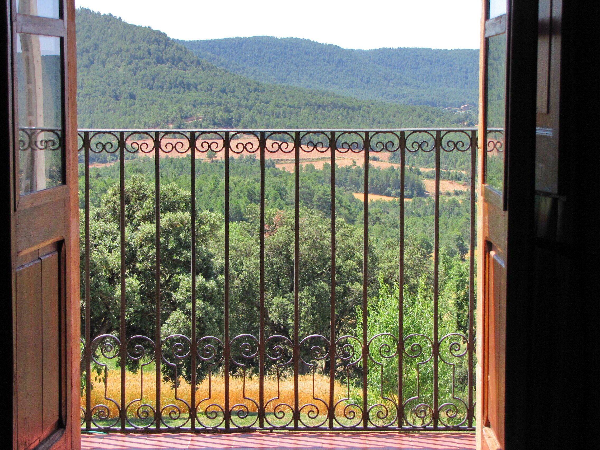 Comfort Apartment, Patio, Garden View | Ruang tamu | TV, mainan 