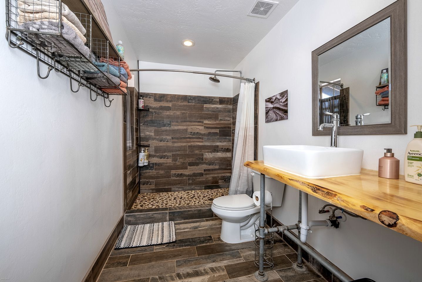 Towels, soap, shampoo, toilet paper