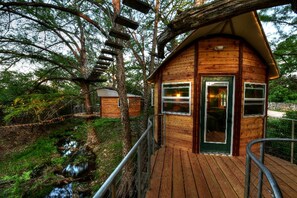 Exterior - Romantic Getaways in Fully-Equipped Tree House Rental in Spicewood, Texas (Spicewood)