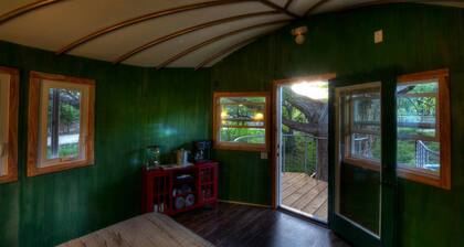 Romantic Getaways in Fully-Equipped Tree House Rental in Spicewood, Texas
