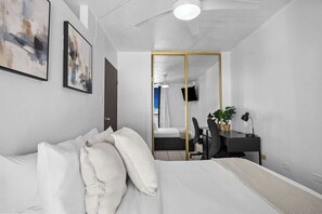 Tabla de planchar con plancha, cuna de viaje, wifi y ropa de cama 