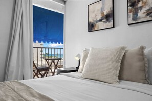 Tabla de planchar con plancha, cuna de viaje, wifi y ropa de cama 