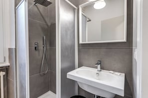 Shower, hair dryer, bidet, towels - Elegance and Comfort in the Heart of Rome Aurelio Vaticano Area (Roma)