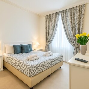 2 chambres, coffres-forts dans les chambres, bureau