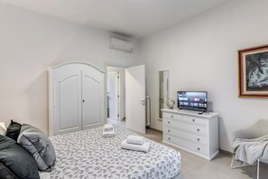 2 Schlafzimmer, Zimmersafe, Schreibtisch, Bügeleisen/Bügelbrett