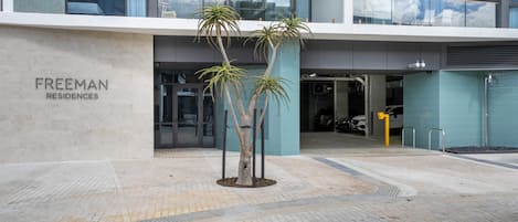 Un immeuble moderne sur lequel on peut lire l’inscription : « RÉSIDENCES FREEMAN ».