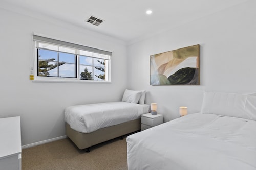 Beachside 3-bed Retreat With BBQ & Garage