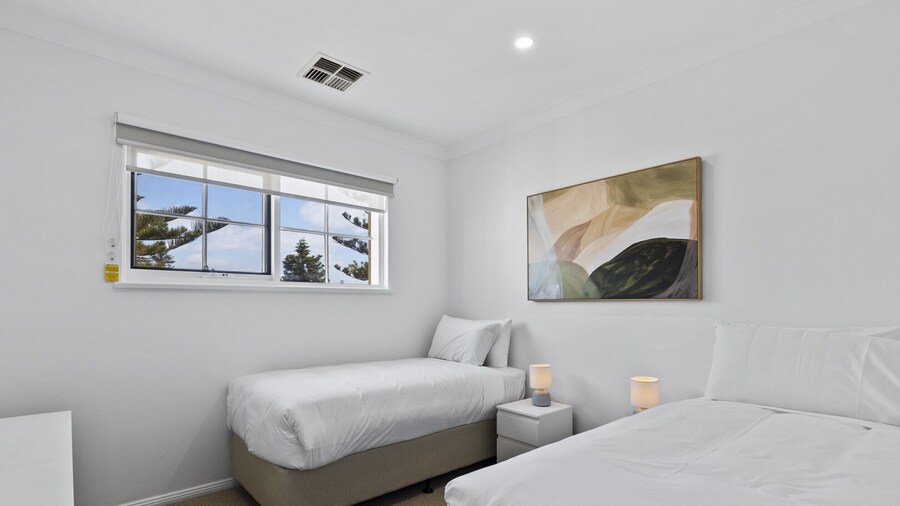 Beachside 3-bed Retreat With BBQ & Garage