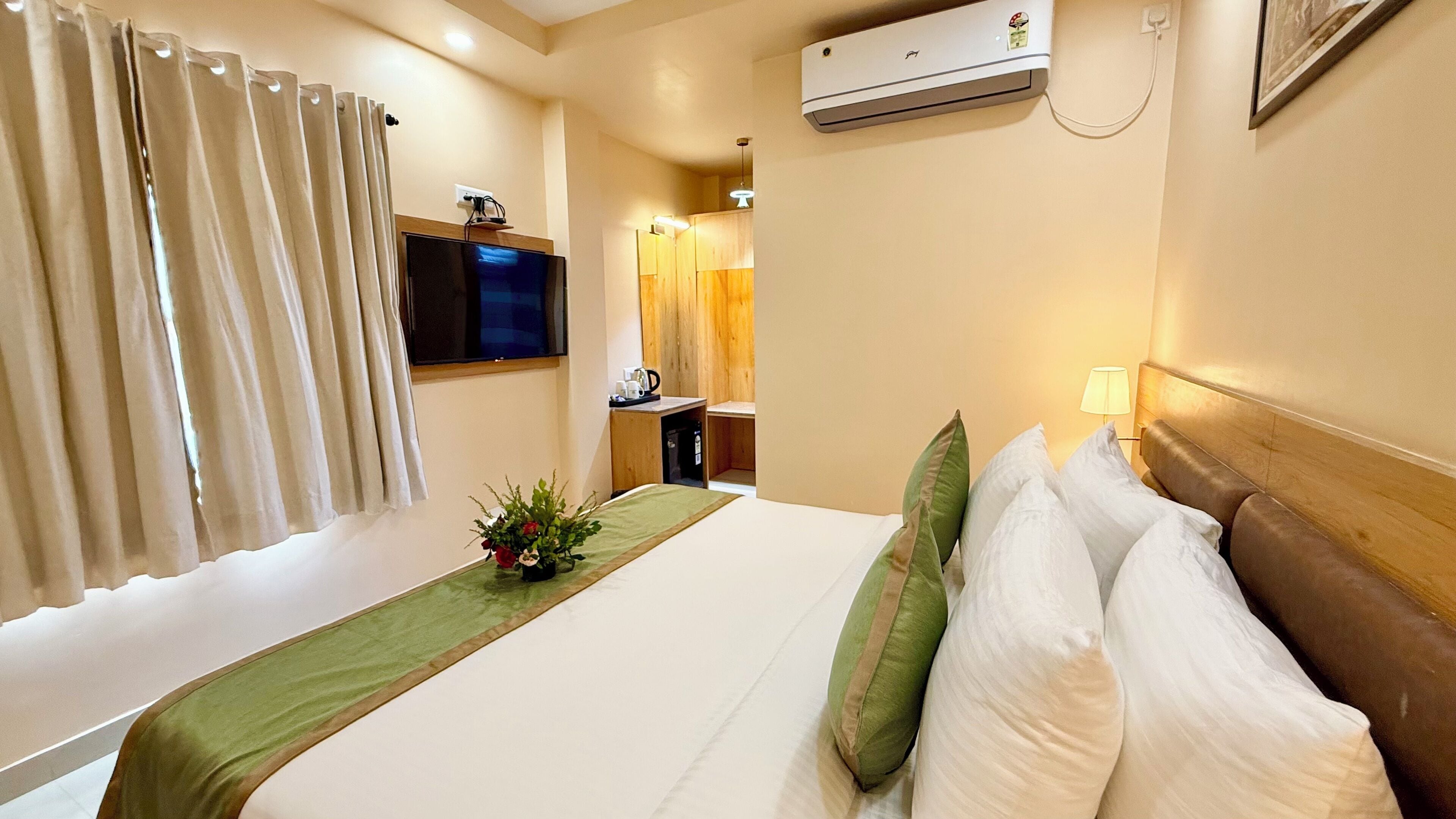 Deluxe driepersoonskamer | Luxe beddengoed, een bureau, een laptopwerkplek, gratis wifi