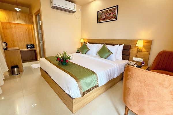Peralatan tempat tidur premium, meja, ruang kerja komputer riba