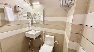 Shower, rainfall showerhead, free toiletries, bidet