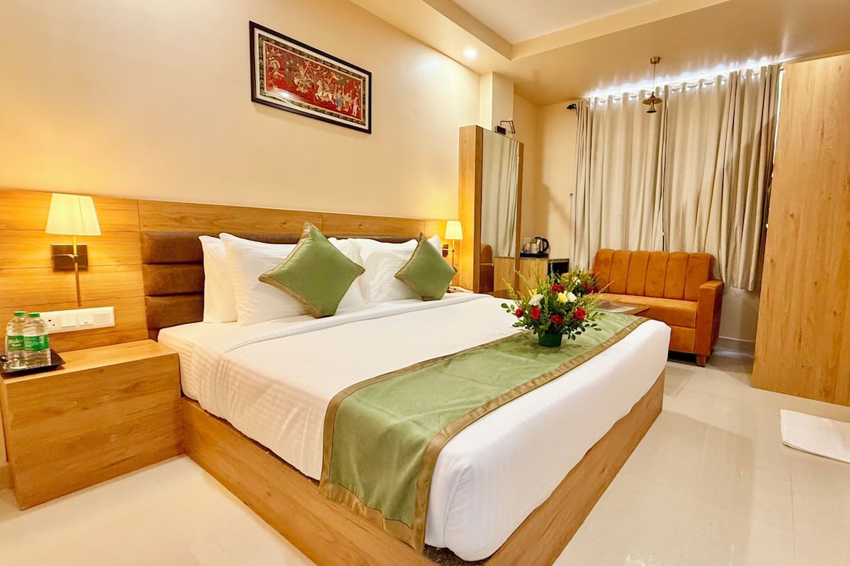 Quarto triplo luxo, vista para o mar | Roupas de cama premium, escrivaninha, espaço de trabalho para notebook