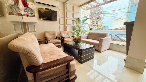 55-英寸LED 电视 （配备数码频道）、壁炉