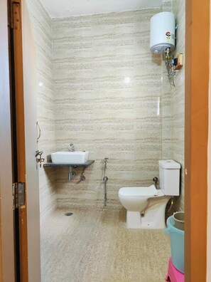 تجهيزات دش، مستلزمات مجانية للعناية الشخصية، مناشف، ورق حمّام