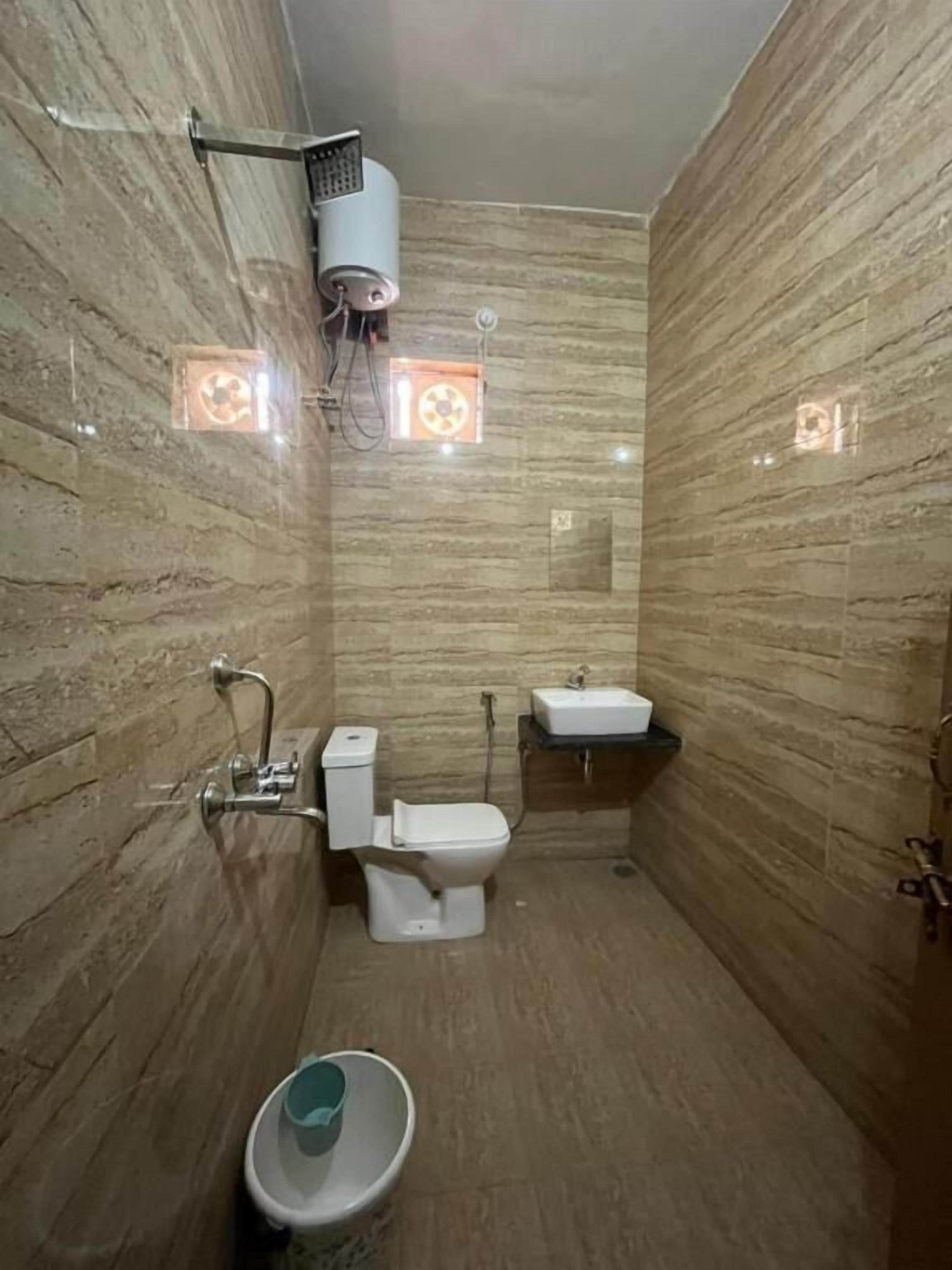 Shower, free toiletries, towels, toilet paper