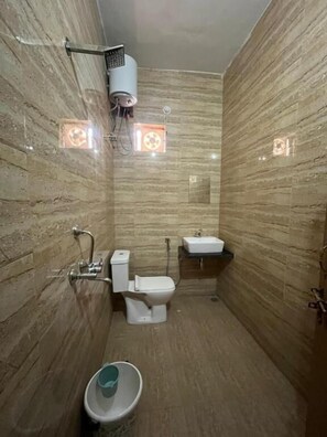 샤워 시설, 무료 세면용품, 타월, 화장지