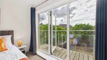 4 bedrooms, desk, WiFi