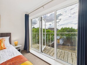 4 bedrooms, desk, WiFi