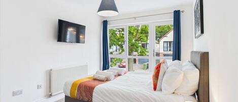 4 bedrooms, desk, WiFi