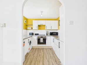 Private kitchen - NEW | Cornfields Place | Racecourse | Free Parking (Bishops Cleeve)