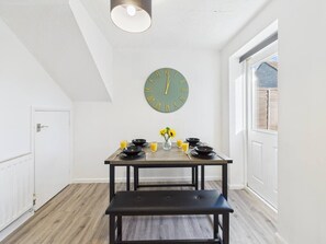 Dining - NEW | Cornfields Place | Racecourse | Free Parking (Bishops Cleeve)