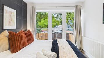 4 bedrooms, desk, WiFi