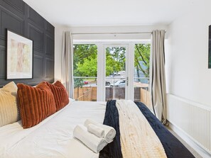 4 bedrooms, desk, WiFi - *New* | No7 Saxon Way | Gym | Pool & Spa (Wychbold)