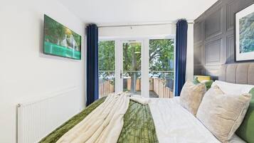 4 bedrooms, desk, WiFi