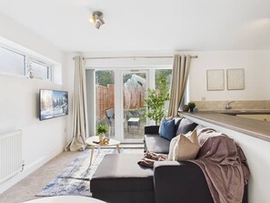 TV - *New* | No1 Saxon Way | Gym | Pool & Spa (Wychbold)