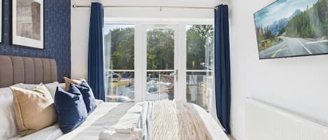 4 bedrooms, desk, WiFi