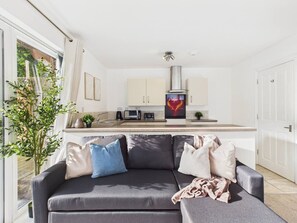 TV - *New* | No1 Saxon Way | Gym | Pool & Spa (Wychbold)