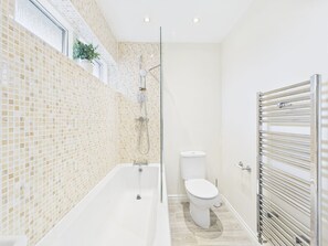 Bathroom - Modern Sotherby Flat | Spacious | Free Parking (Gloucestershire)