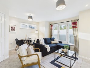 TV - Modern Sotherby Flat | Spacious | Free Parking (Gloucestershire)