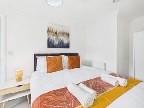 4 bedrooms, desk, WiFi