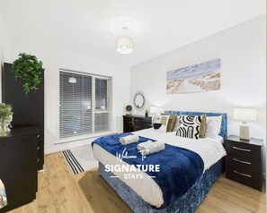 Skrivbord, strykjärn/strykbräda, wi-fi och sängkläder