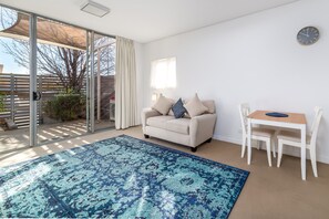 Apartment | Living room - Exquisite Apartment With BBQ and Pool, Near Shops (Canberra)