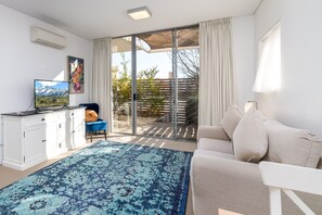 Apartment | Living room - Exquisite Apartment With BBQ and Pool, Near Shops (Canberra)