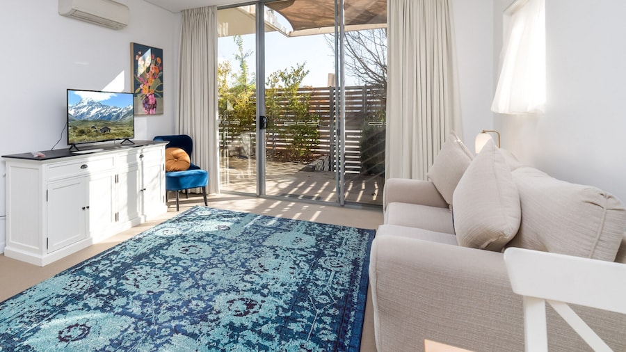 Exquisite Apartment With BBQ and Pool, Near Shops