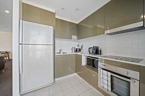 Apartment | Private kitchen | Cookware/dishes/utensils - Glorious Central Canberra 1-bed With Pool & Sauna (Canberra)