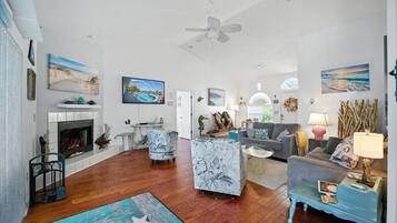 TV, lareira, livros, escritórios