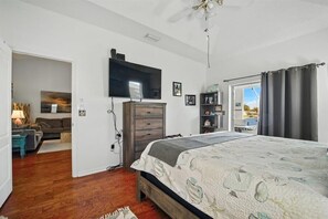 办公桌、熨斗/熨衣板、旅行婴儿床、免费 WiFi