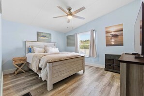 4 bedrooms, desk, iron/ironing board, travel cot