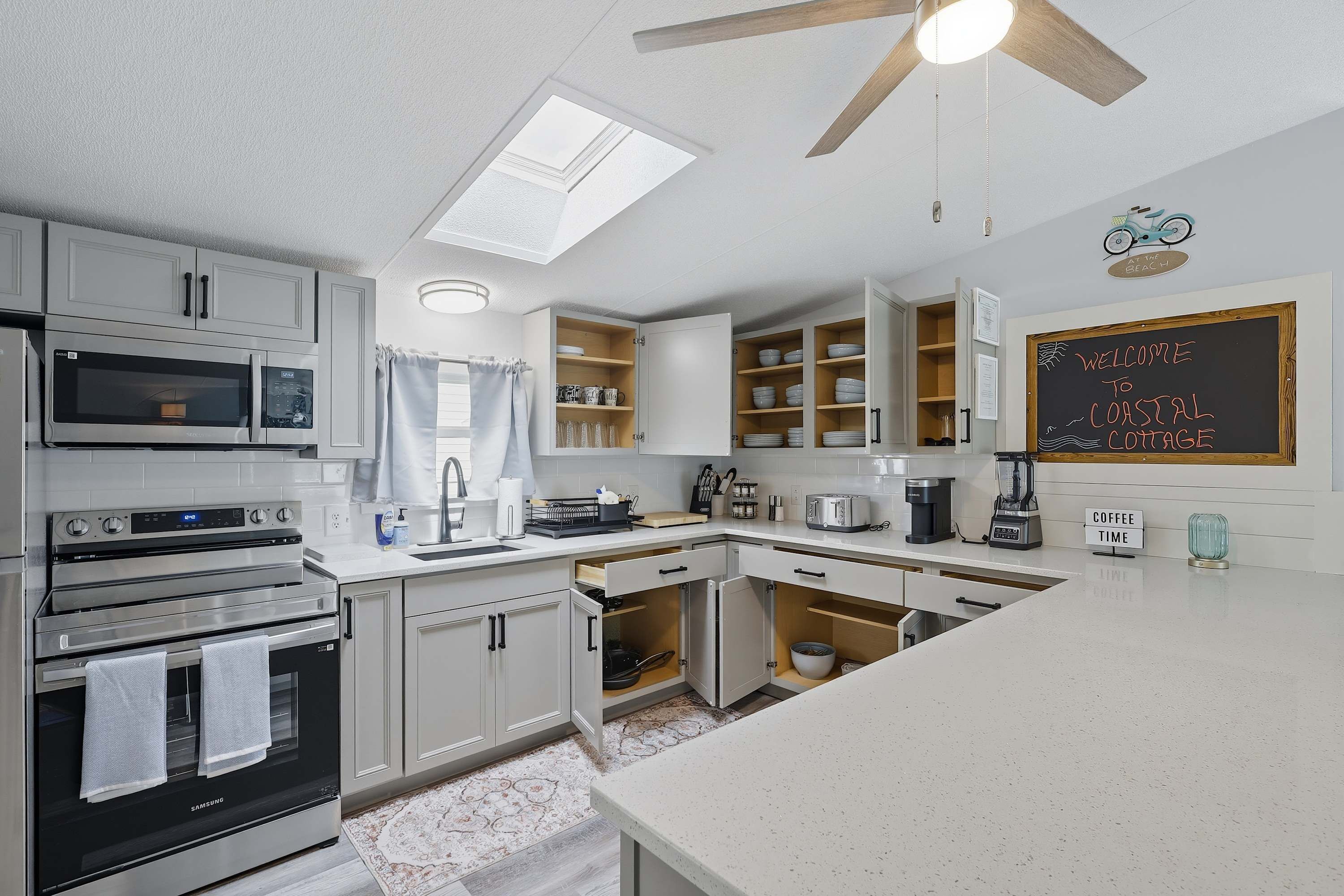 Kylskåp, mikrovågsugn, ugn och spishäll