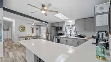 Een koelkast, een magnetron, een oven, een kookplaat