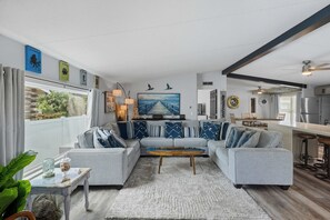 Een smart-tv, boeken en een kantoor