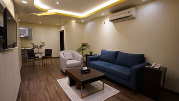 Comfort Suite | Laptop workspace, iron/ironing board, free WiFi