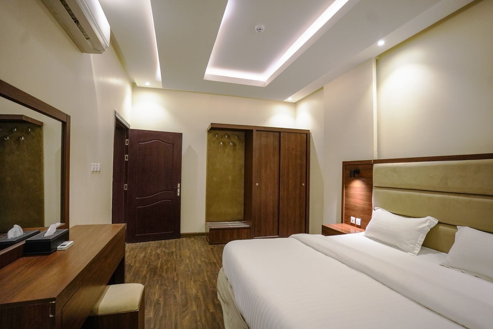 Comfort-Studiosuite | Laptopgeeigneter Arbeitsplatz, Bügeleisen/Bügelbrett, kostenloses WLAN